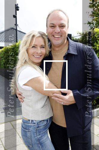 Fijnaart 31 mei 2024
BBQ bij fam Bauer in de tuin . Frans Bauer maakt samen met Lee Towers bekend dat hij dit jaar twee keer in Ahoy op graat treden. Aanwezig Frans Bauer Mariska Bauer Christiaan Bauer ( met vriendin Kim) Frans Bauer jr Jan Bauer en Lucas Bauer .