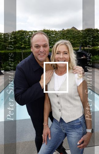 Fijnaart 31 mei 2024
BBQ bij fam Bauer in de tuin . Frans Bauer maakt samen met Lee Towers bekend dat hij dit jaar twee keer in Ahoy op graat treden. Aanwezig Frans Bauer Mariska Bauer Christiaan Bauer ( met vriendin Kim) Frans Bauer jr Jan Bauer en Lucas Bauer .