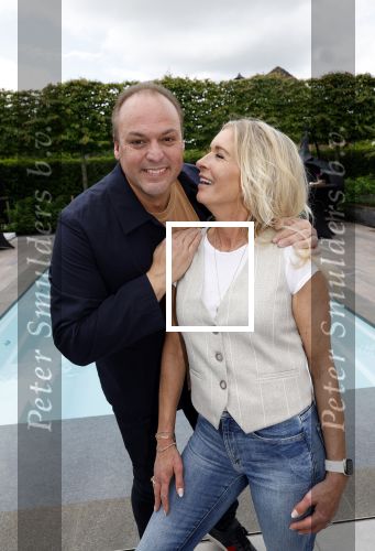 Fijnaart 31 mei 2024
BBQ bij fam Bauer in de tuin . Frans Bauer maakt samen met Lee Towers bekend dat hij dit jaar twee keer in Ahoy op graat treden. Aanwezig Frans Bauer Mariska Bauer Christiaan Bauer ( met vriendin Kim) Frans Bauer jr Jan Bauer en Lucas Bauer .