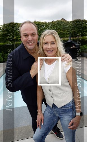 Fijnaart 31 mei 2024
BBQ bij fam Bauer in de tuin . Frans Bauer maakt samen met Lee Towers bekend dat hij dit jaar twee keer in Ahoy op graat treden. Aanwezig Frans Bauer Mariska Bauer Christiaan Bauer ( met vriendin Kim) Frans Bauer jr Jan Bauer en Lucas Bauer .