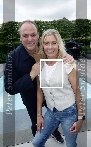Fijnaart 31 mei 2024
BBQ bij fam Bauer in de tuin . Frans Bauer maakt samen met Lee Towers bekend dat hij dit jaar twee keer in Ahoy op graat treden. Aanwezig Frans Bauer Mariska Bauer Christiaan Bauer ( met vriendin Kim) Frans Bauer jr Jan Bauer en Lucas Bauer .