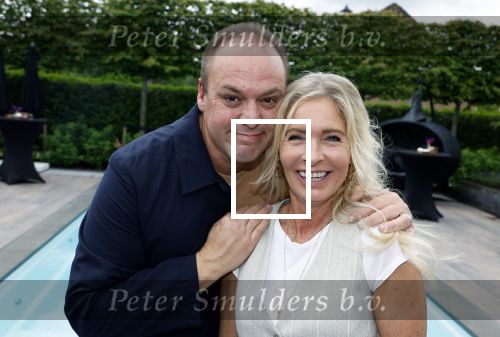 Fijnaart 31 mei 2024
BBQ bij fam Bauer in de tuin . Frans Bauer maakt samen met Lee Towers bekend dat hij dit jaar twee keer in Ahoy op graat treden. Aanwezig Frans Bauer Mariska Bauer Christiaan Bauer ( met vriendin Kim) Frans Bauer jr Jan Bauer en Lucas Bauer .