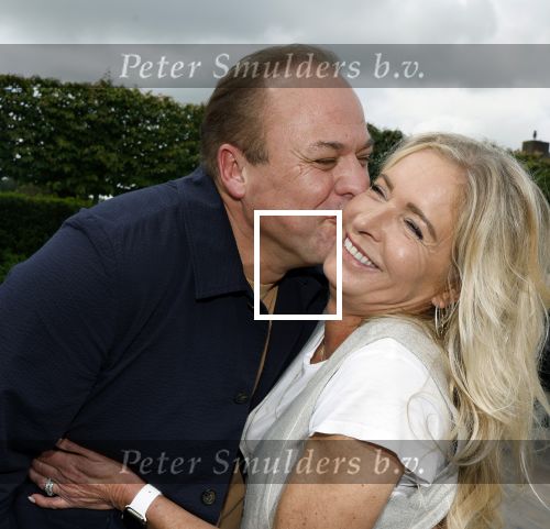 Fijnaart 31 mei 2024
BBQ bij fam Bauer in de tuin . Frans Bauer maakt samen met Lee Towers bekend dat hij dit jaar twee keer in Ahoy op graat treden. Aanwezig Frans Bauer Mariska Bauer Christiaan Bauer ( met vriendin Kim) Frans Bauer jr Jan Bauer en Lucas Bauer .