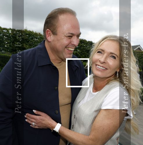 Fijnaart 31 mei 2024
BBQ bij fam Bauer in de tuin . Frans Bauer maakt samen met Lee Towers bekend dat hij dit jaar twee keer in Ahoy op graat treden. Aanwezig Frans Bauer Mariska Bauer Christiaan Bauer ( met vriendin Kim) Frans Bauer jr Jan Bauer en Lucas Bauer .