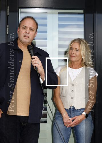 Fijnaart 31 mei 2024
BBQ bij fam Bauer in de tuin . Frans Bauer maakt samen met Lee Towers bekend dat hij dit jaar twee keer in Ahoy op graat treden. Aanwezig Frans Bauer Mariska Bauer Christiaan Bauer ( met vriendin Kim) Frans Bauer jr Jan Bauer en Lucas Bauer .