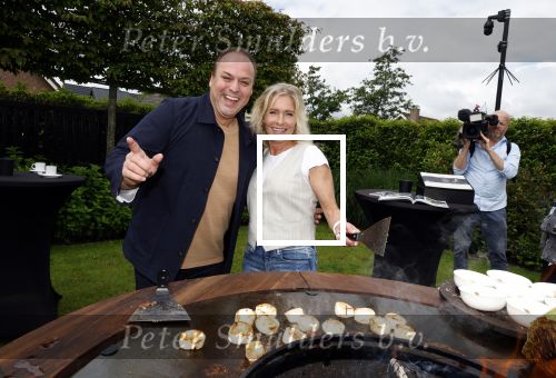 Fijnaart 31 mei 2024
BBQ bij fam Bauer in de tuin . Frans Bauer maakt samen met Lee Towers bekend dat hij dit jaar twee keer in Ahoy op graat treden. Aanwezig Frans Bauer Mariska Bauer Christiaan Bauer ( met vriendin Kim) Frans Bauer jr Jan Bauer en Lucas Bauer .