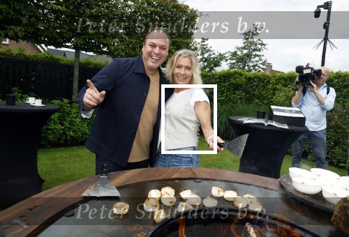 Fijnaart 31 mei 2024
BBQ bij fam Bauer in de tuin . Frans Bauer maakt samen met Lee Towers bekend dat hij dit jaar twee keer in Ahoy op graat treden. Aanwezig Frans Bauer Mariska Bauer Christiaan Bauer ( met vriendin Kim) Frans Bauer jr Jan Bauer en Lucas Bauer .