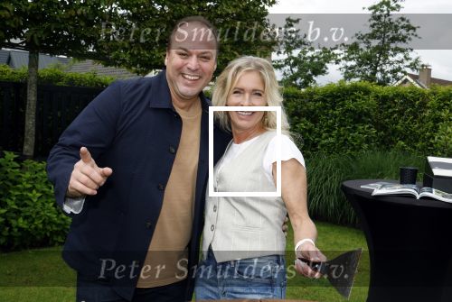 Fijnaart 31 mei 2024
BBQ bij fam Bauer in de tuin . Frans Bauer maakt samen met Lee Towers bekend dat hij dit jaar twee keer in Ahoy op graat treden. Aanwezig Frans Bauer Mariska Bauer Christiaan Bauer ( met vriendin Kim) Frans Bauer jr Jan Bauer en Lucas Bauer .