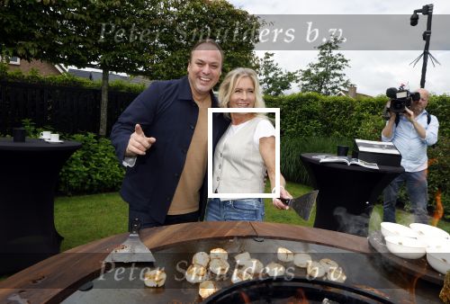 Fijnaart 31 mei 2024
BBQ bij fam Bauer in de tuin . Frans Bauer maakt samen met Lee Towers bekend dat hij dit jaar twee keer in Ahoy op graat treden. Aanwezig Frans Bauer Mariska Bauer Christiaan Bauer ( met vriendin Kim) Frans Bauer jr Jan Bauer en Lucas Bauer .