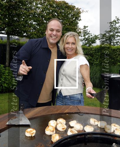 Fijnaart 31 mei 2024
BBQ bij fam Bauer in de tuin . Frans Bauer maakt samen met Lee Towers bekend dat hij dit jaar twee keer in Ahoy op graat treden. Aanwezig Frans Bauer Mariska Bauer Christiaan Bauer ( met vriendin Kim) Frans Bauer jr Jan Bauer en Lucas Bauer .