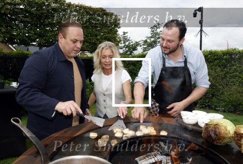 Fijnaart 31 mei 2024
BBQ bij fam Bauer in de tuin . Frans Bauer maakt samen met Lee Towers bekend dat hij dit jaar twee keer in Ahoy op graat treden. Aanwezig Frans Bauer Mariska Bauer Christiaan Bauer ( met vriendin Kim) Frans Bauer jr Jan Bauer en Lucas Bauer .