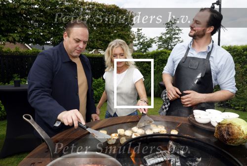 Fijnaart 31 mei 2024
BBQ bij fam Bauer in de tuin . Frans Bauer maakt samen met Lee Towers bekend dat hij dit jaar twee keer in Ahoy op graat treden. Aanwezig Frans Bauer Mariska Bauer Christiaan Bauer ( met vriendin Kim) Frans Bauer jr Jan Bauer en Lucas Bauer .