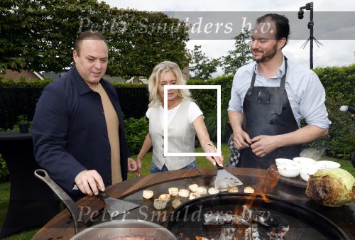 Fijnaart 31 mei 2024
BBQ bij fam Bauer in de tuin . Frans Bauer maakt samen met Lee Towers bekend dat hij dit jaar twee keer in Ahoy op graat treden. Aanwezig Frans Bauer Mariska Bauer Christiaan Bauer ( met vriendin Kim) Frans Bauer jr Jan Bauer en Lucas Bauer .