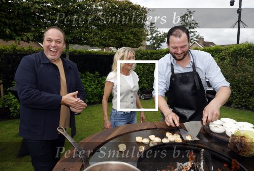 Fijnaart 31 mei 2024
BBQ bij fam Bauer in de tuin . Frans Bauer maakt samen met Lee Towers bekend dat hij dit jaar twee keer in Ahoy op graat treden. Aanwezig Frans Bauer Mariska Bauer Christiaan Bauer ( met vriendin Kim) Frans Bauer jr Jan Bauer en Lucas Bauer .