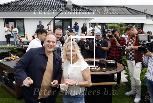 Fijnaart 31 mei 2024
BBQ bij fam Bauer in de tuin . Frans Bauer maakt samen met Lee Towers bekend dat hij dit jaar twee keer in Ahoy op graat treden. Aanwezig Frans Bauer Mariska Bauer Christiaan Bauer ( met vriendin Kim) Frans Bauer jr Jan Bauer en Lucas Bauer .