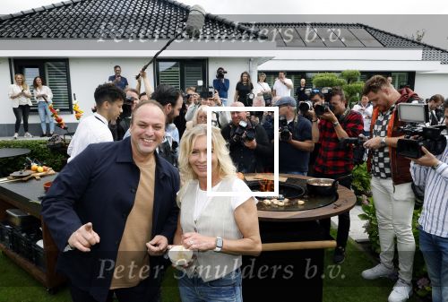 Fijnaart 31 mei 2024
BBQ bij fam Bauer in de tuin . Frans Bauer maakt samen met Lee Towers bekend dat hij dit jaar twee keer in Ahoy op graat treden. Aanwezig Frans Bauer Mariska Bauer Christiaan Bauer ( met vriendin Kim) Frans Bauer jr Jan Bauer en Lucas Bauer .