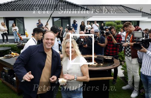 Fijnaart 31 mei 2024
BBQ bij fam Bauer in de tuin . Frans Bauer maakt samen met Lee Towers bekend dat hij dit jaar twee keer in Ahoy op graat treden. Aanwezig Frans Bauer Mariska Bauer Christiaan Bauer ( met vriendin Kim) Frans Bauer jr Jan Bauer en Lucas Bauer .