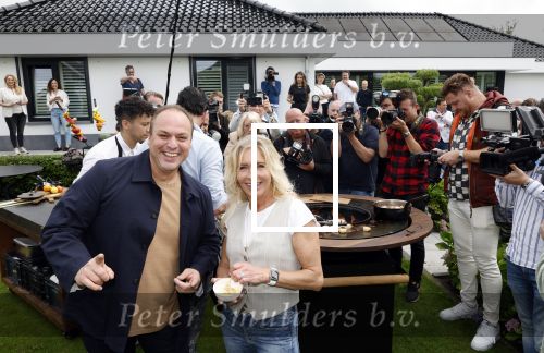 Fijnaart 31 mei 2024
BBQ bij fam Bauer in de tuin . Frans Bauer maakt samen met Lee Towers bekend dat hij dit jaar twee keer in Ahoy op graat treden. Aanwezig Frans Bauer Mariska Bauer Christiaan Bauer ( met vriendin Kim) Frans Bauer jr Jan Bauer en Lucas Bauer .