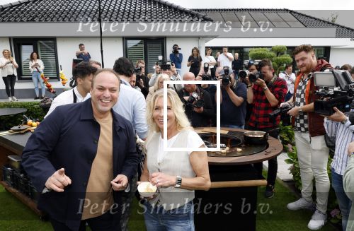 Fijnaart 31 mei 2024
BBQ bij fam Bauer in de tuin . Frans Bauer maakt samen met Lee Towers bekend dat hij dit jaar twee keer in Ahoy op graat treden. Aanwezig Frans Bauer Mariska Bauer Christiaan Bauer ( met vriendin Kim) Frans Bauer jr Jan Bauer en Lucas Bauer .