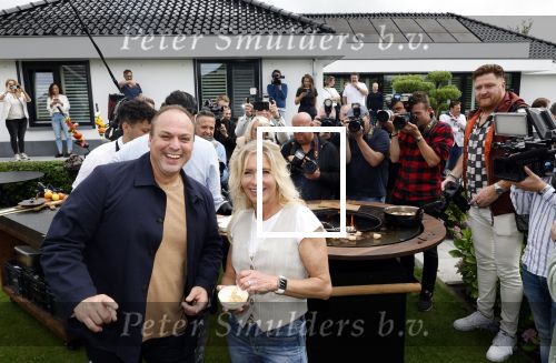 Fijnaart 31 mei 2024
BBQ bij fam Bauer in de tuin . Frans Bauer maakt samen met Lee Towers bekend dat hij dit jaar twee keer in Ahoy op graat treden. Aanwezig Frans Bauer Mariska Bauer Christiaan Bauer ( met vriendin Kim) Frans Bauer jr Jan Bauer en Lucas Bauer .