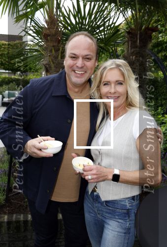 Fijnaart 31 mei 2024
BBQ bij fam Bauer in de tuin . Frans Bauer maakt samen met Lee Towers bekend dat hij dit jaar twee keer in Ahoy op graat treden. Aanwezig Frans Bauer Mariska Bauer Christiaan Bauer ( met vriendin Kim) Frans Bauer jr Jan Bauer en Lucas Bauer .