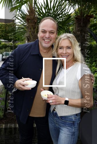Fijnaart 31 mei 2024
BBQ bij fam Bauer in de tuin . Frans Bauer maakt samen met Lee Towers bekend dat hij dit jaar twee keer in Ahoy op graat treden. Aanwezig Frans Bauer Mariska Bauer Christiaan Bauer ( met vriendin Kim) Frans Bauer jr Jan Bauer en Lucas Bauer .