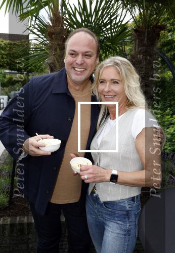 Fijnaart 31 mei 2024
BBQ bij fam Bauer in de tuin . Frans Bauer maakt samen met Lee Towers bekend dat hij dit jaar twee keer in Ahoy op graat treden. Aanwezig Frans Bauer Mariska Bauer Christiaan Bauer ( met vriendin Kim) Frans Bauer jr Jan Bauer en Lucas Bauer .