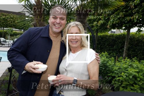 Fijnaart 31 mei 2024
BBQ bij fam Bauer in de tuin . Frans Bauer maakt samen met Lee Towers bekend dat hij dit jaar twee keer in Ahoy op graat treden. Aanwezig Frans Bauer Mariska Bauer Christiaan Bauer ( met vriendin Kim) Frans Bauer jr Jan Bauer en Lucas Bauer .