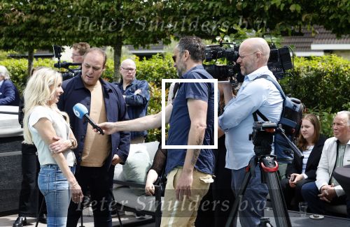 Fijnaart 31 mei 2024
BBQ bij fam Bauer in de tuin . Frans Bauer maakt samen met Lee Towers bekend dat hij dit jaar twee keer in Ahoy op graat treden. Aanwezig Frans Bauer Mariska Bauer Christiaan Bauer ( met vriendin Kim) Frans Bauer jr Jan Bauer en Lucas Bauer .