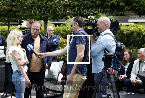 Fijnaart 31 mei 2024
BBQ bij fam Bauer in de tuin . Frans Bauer maakt samen met Lee Towers bekend dat hij dit jaar twee keer in Ahoy op graat treden. Aanwezig Frans Bauer Mariska Bauer Christiaan Bauer ( met vriendin Kim) Frans Bauer jr Jan Bauer en Lucas Bauer .