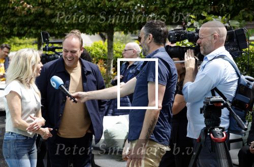 Fijnaart 31 mei 2024
BBQ bij fam Bauer in de tuin . Frans Bauer maakt samen met Lee Towers bekend dat hij dit jaar twee keer in Ahoy op graat treden. Aanwezig Frans Bauer Mariska Bauer Christiaan Bauer ( met vriendin Kim) Frans Bauer jr Jan Bauer en Lucas Bauer .