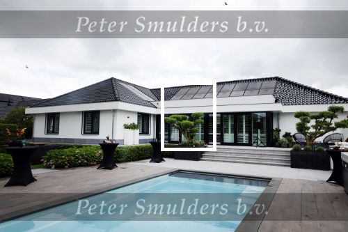Fijnaart 31 mei 2024
BBQ bij fam Bauer in de tuin . Frans Bauer maakt samen met Lee Towers bekend dat hij dit jaar twee keer in Ahoy op graat treden. Aanwezig Frans Bauer Mariska Bauer Christiaan Bauer ( met vriendin Kim) Frans Bauer jr Jan Bauer en Lucas Bauer . Frans en Mariska hebben hun huis laten verbouwen en hebben een prachtig zwembad in de tuin .