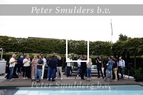 Fijnaart 31 mei 2024
BBQ bij fam Bauer in de tuin . Frans Bauer maakt samen met Lee Towers bekend dat hij dit jaar twee keer in Ahoy op graat treden. Aanwezig Frans Bauer Mariska Bauer Christiaan Bauer ( met vriendin Kim) Frans Bauer jr Jan Bauer en Lucas Bauer . Ongelofelijk veel pers bij Frans in de tuin