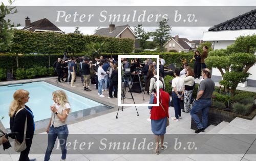 Fijnaart 31 mei 2024
BBQ bij fam Bauer in de tuin . Frans Bauer maakt samen met Lee Towers bekend dat hij dit jaar twee keer in Ahoy op graat treden. Aanwezig Frans Bauer Mariska Bauer Christiaan Bauer ( met vriendin Kim) Frans Bauer jr Jan Bauer en Lucas Bauer . Ongelofelijk veel pers bij Frans in de tuin