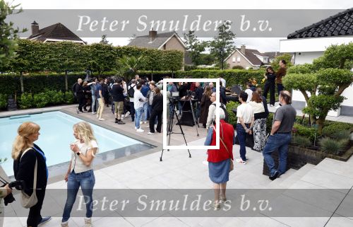 Fijnaart 31 mei 2024
BBQ bij fam Bauer in de tuin . Frans Bauer maakt samen met Lee Towers bekend dat hij dit jaar twee keer in Ahoy op graat treden. Aanwezig Frans Bauer Mariska Bauer Christiaan Bauer ( met vriendin Kim) Frans Bauer jr Jan Bauer en Lucas Bauer . Ongelofelijk veel pers bij Frans in de tuin
