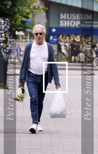 Amsterdam 20 juni 2024
Hans v Willigenburg doet zijn boodschappen in Amsterdam zuid.