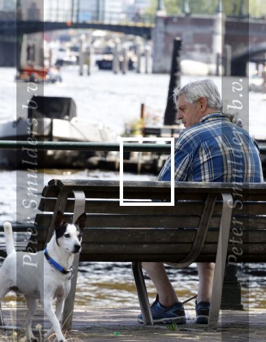 Amsterdam 29 juni 2024
Hans v d Togt laat zijn hond uit en zit lekker op een bankje aan de Amstel .