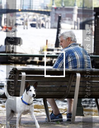 Amsterdam 29 juni 2024
Hans v d Togt laat zijn hond uit en zit lekker op een bankje aan de Amstel .