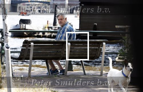Amsterdam 29 juni 2024
Hans v d Togt laat zijn hond uit en zit lekker op een bankje aan de Amstel .