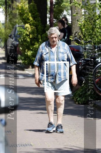 Amsterdam 29 juni 2024
Hans v d Togt laat zijn hond uit en zit lekker op een bankje aan de Amstel .