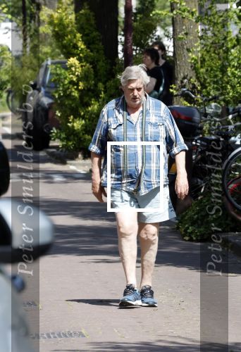 Amsterdam 29 juni 2024
Hans v d Togt laat zijn hond uit en zit lekker op een bankje aan de Amstel .