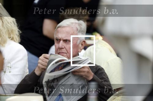 Amsterdam 28 juni 2024
Harry Mens leest krant op terras in Amsterdam zuid