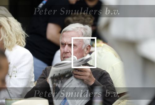 Amsterdam 28 juni 2024
Harry Mens leest krant op terras in Amsterdam zuid