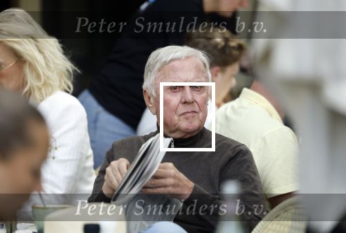 Amsterdam 28 juni 2024
Harry Mens leest krant op terras in Amsterdam zuid
