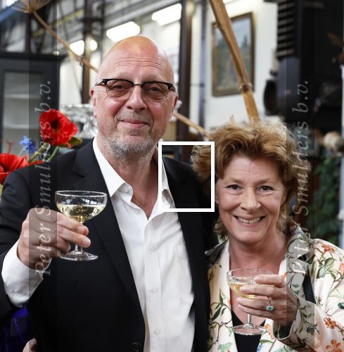Amsterdam 4 juni 2024
Boekpresentatie Debbie de Jong van B&B Vol liefde . Haye v d Heyden met vrouw
