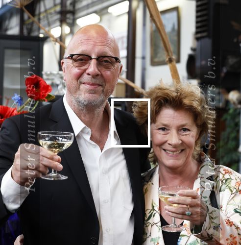 Amsterdam 4 juni 2024
Boekpresentatie Debbie de Jong van B&B Vol liefde . Haye v d Heyden met vrouw