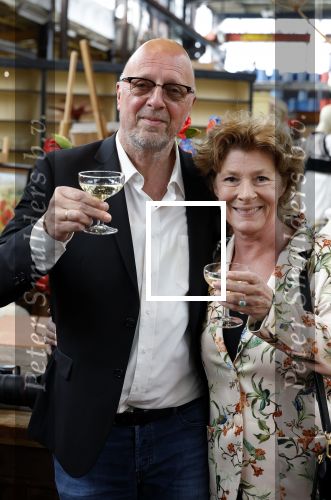 Amsterdam 4 juni 2024
Boekpresentatie Debbie de Jong van B&B Vol liefde . Haye v d Heyden met vrouw
