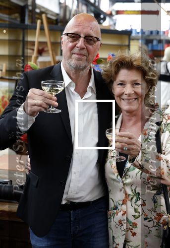 Amsterdam 4 juni 2024
Boekpresentatie Debbie de Jong van B&B Vol liefde . Haye v d Heyden met vrouw