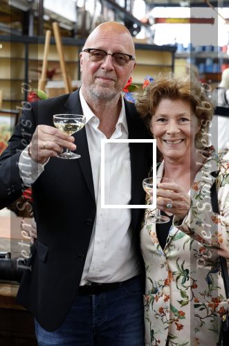 Amsterdam 4 juni 2024
Boekpresentatie Debbie de Jong van B&B Vol liefde . Haye v d Heyden met vrouw