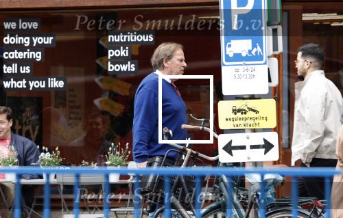 Amsterdam 3 juni 2024
Ivo Niehe winkelend in Amsterdam zuid. Hij koopt bij een boekhandel oa het boek van de mooiste Avonturen van Prins Bernhard